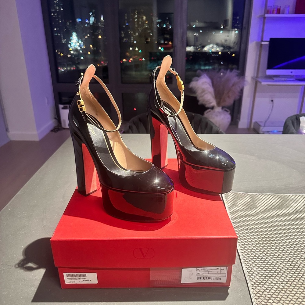 VALENTINO GARAVANI TAN-GO PLATFORM PUMP IN PATENT LEATHER 155 MM